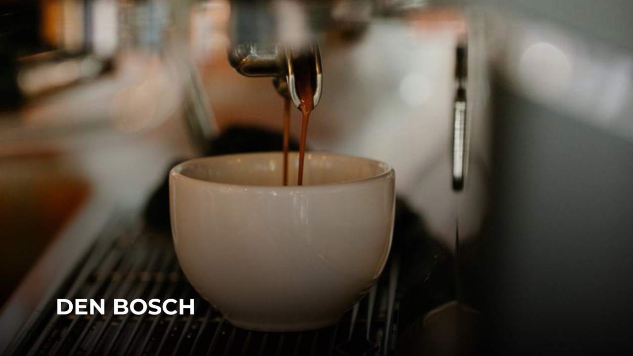 Espresso loopt vanuit een koffiemachine in een kopje in Den Bosch