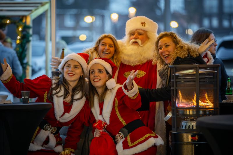 Bezoekers in kerstkleding tijdens de kerstmarkt bij Campus CeeCee in Roombeek, Enschede.