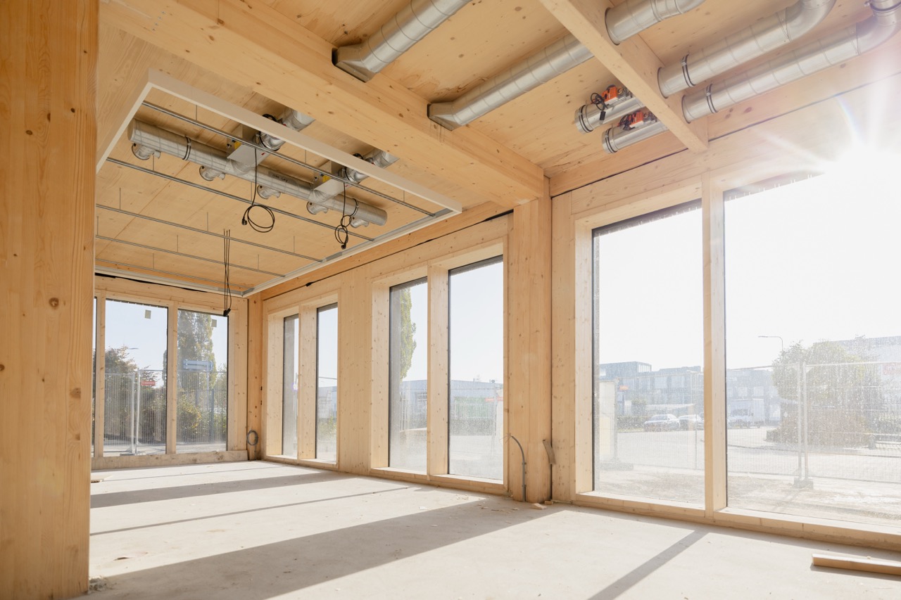 Lichte kantoorruimte in aanbouw bij Campus Hambaken Timber in Den Bosch met zichtbare houten constructie en grote ramen.