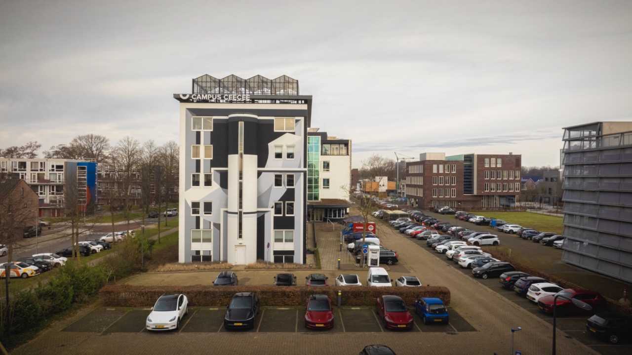 Campus CeeCee in Roombeek, Enschede met opvallende muurschildering op de gevel.