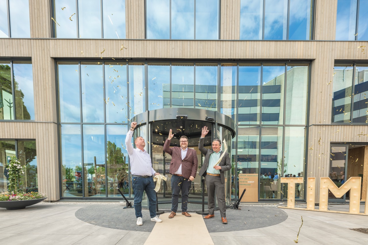 Officiële opening van Campus Hambaken Timber in Den Bosch met drie betrokkenen voor de entree en feestelijke confetti.