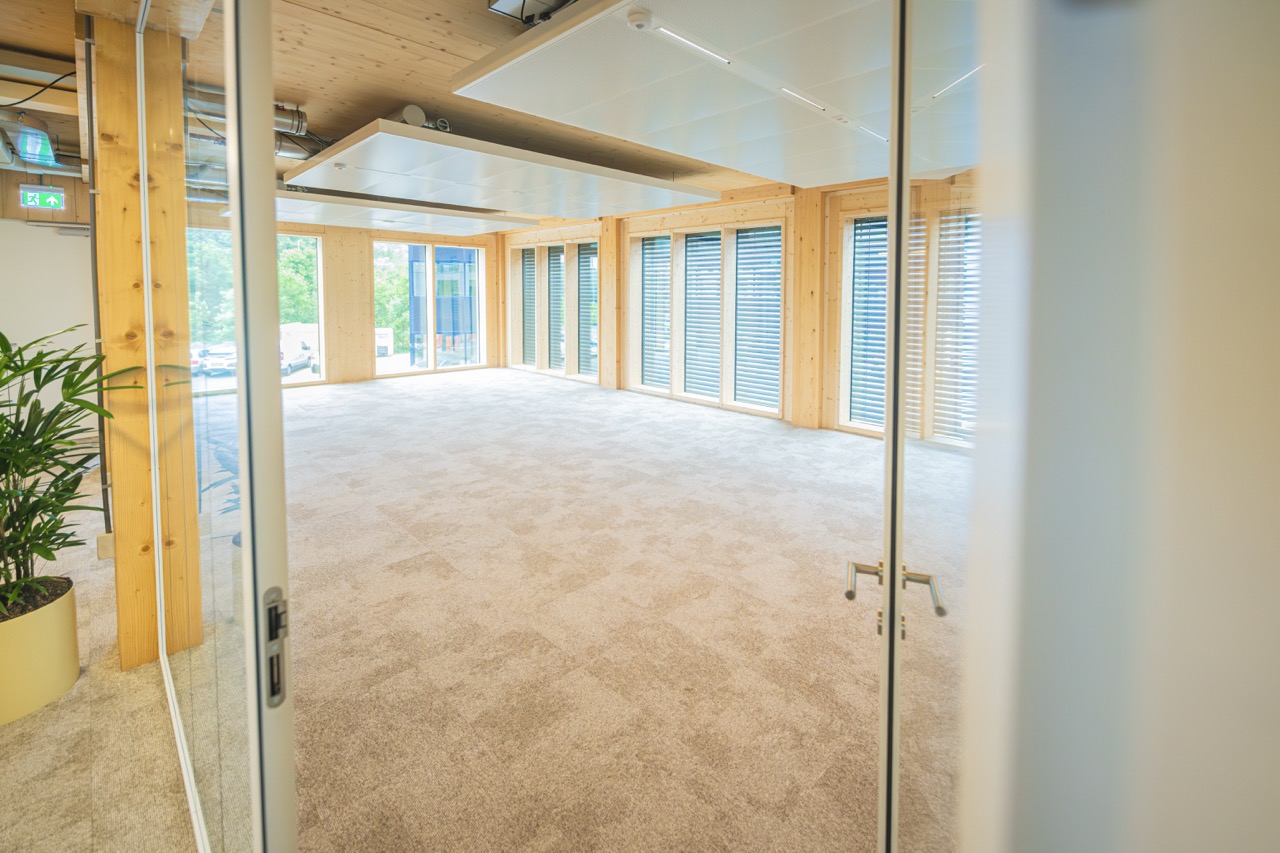 Lichte kantoorruimte bij Campus Hambaken Timber in Den Bosch met houten constructie en grote ramen.