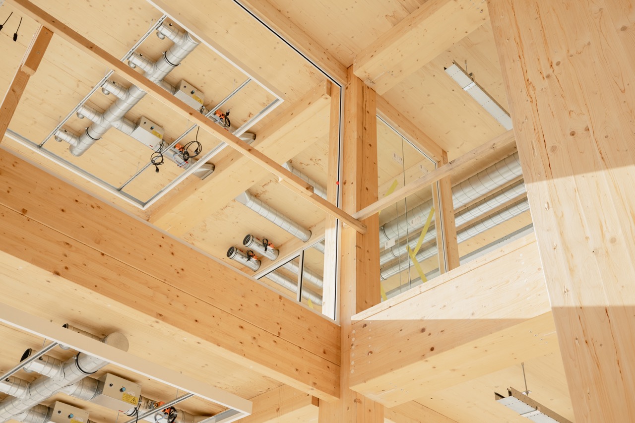 Houten draagconstructie en zichtbare installaties in Campus Hambaken Timber in Den Bosch.
