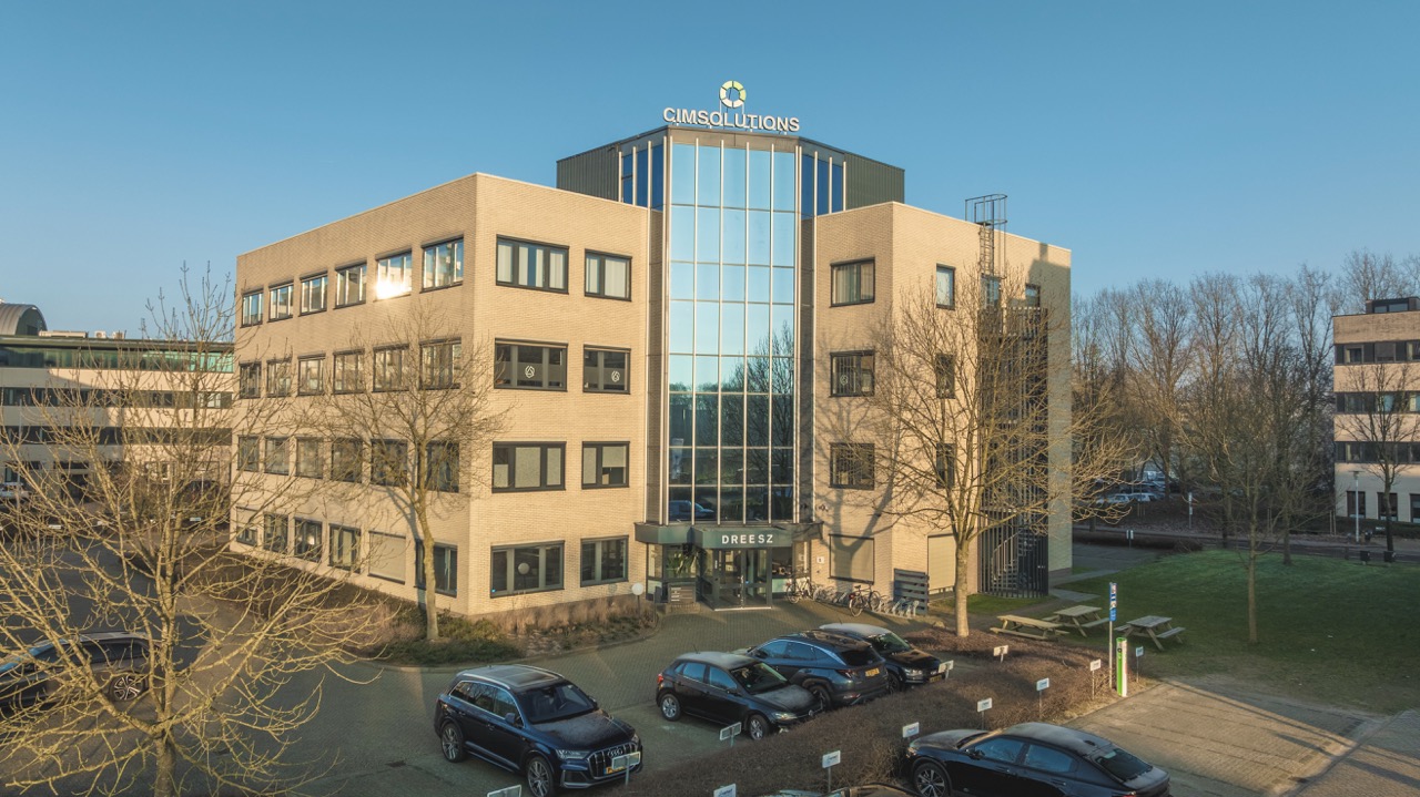 Buitenkant van Campus Dreesz aan de Egbert Gorterstraat in Almelo met parkeergelegenheid voor het gebouw.