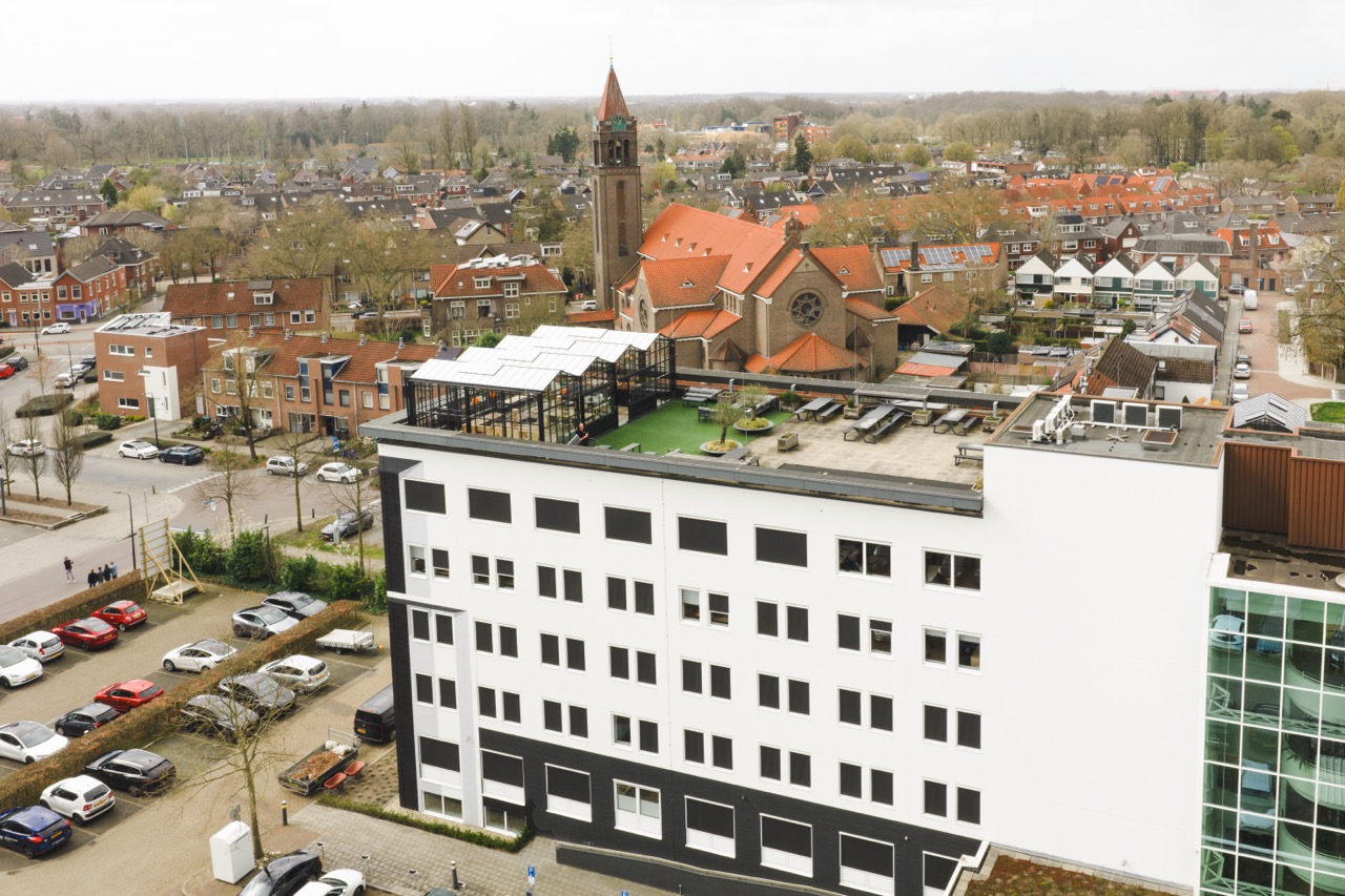 Campus CeeCee in Roombeek, Enschede met dakterras en kas op het dak.