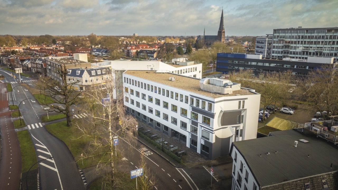 Campus Dreesz aan de Brugstraat in Almelo met vernieuwde gevel en zicht op de stad.
