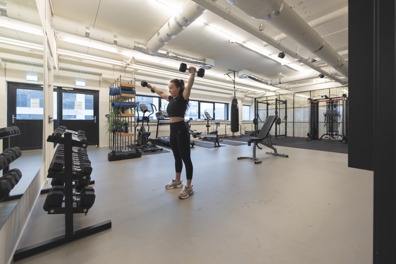 Sporten met gewichten in de fitnessruimte van Campus Delta in Capelle aan den IJssel.