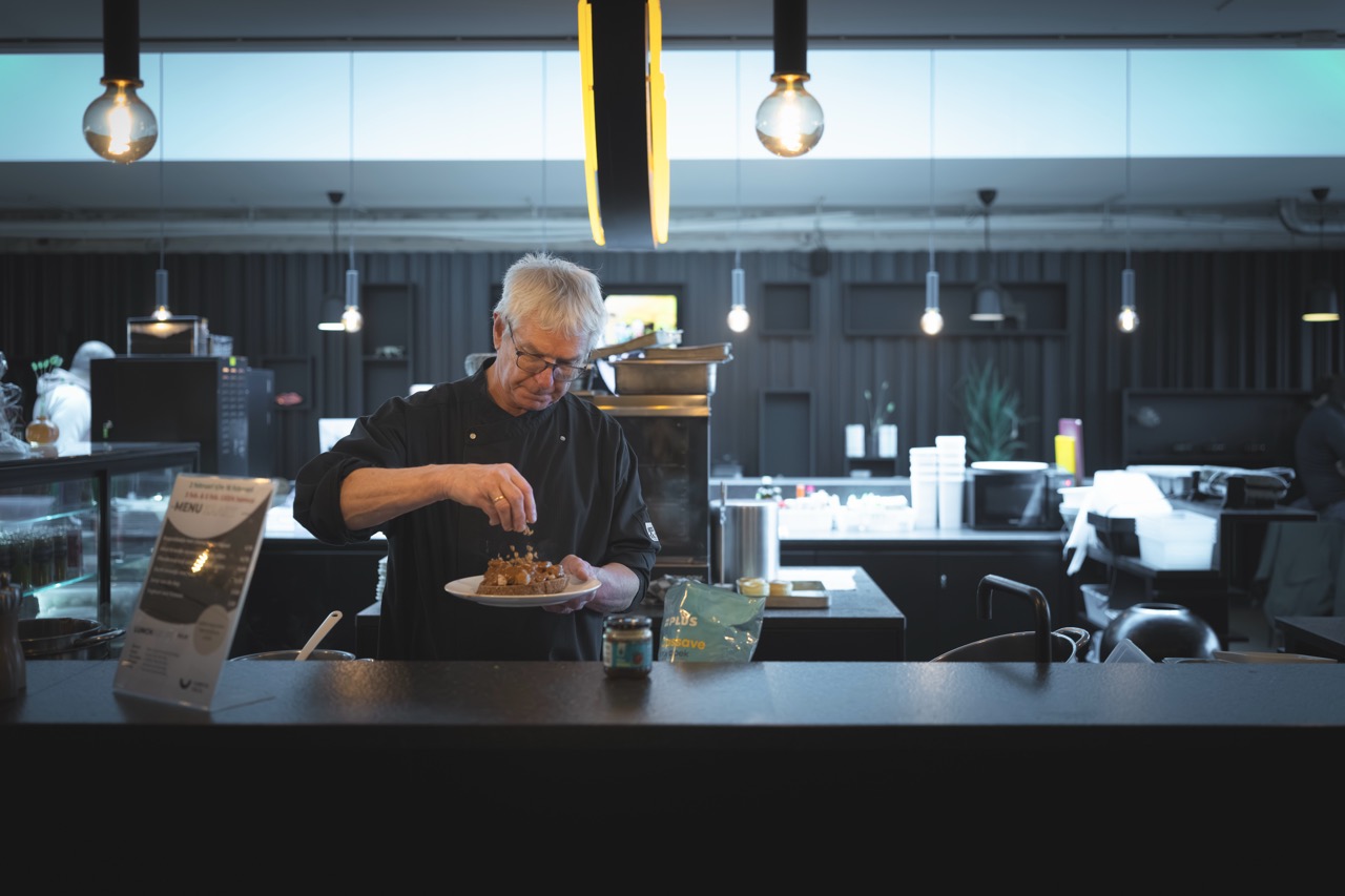 Bereiding van een gerecht achter de bar bij Campus Delta.