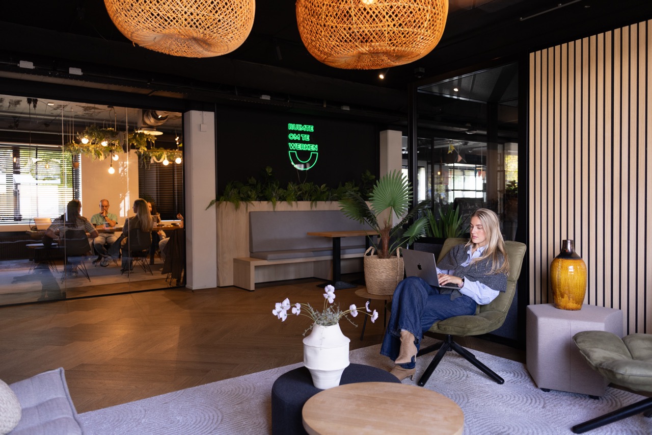 Jonge vrouw in het sociale hart bij Campus Dreesz in Almelo