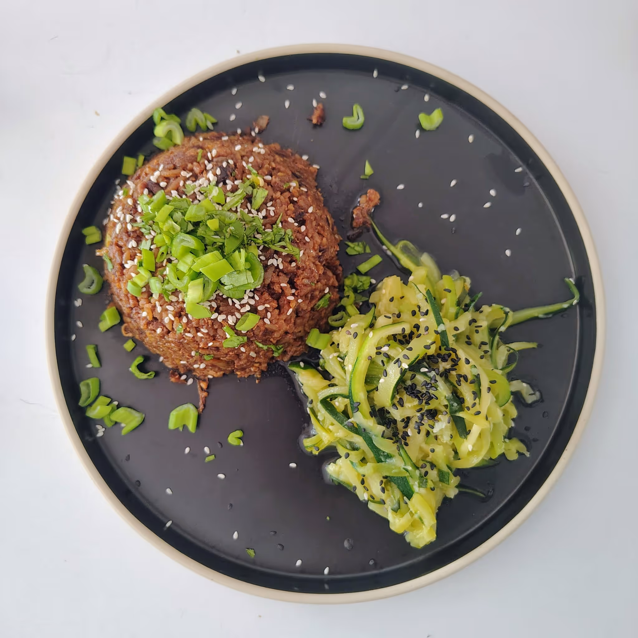 Spaghettis de courgettes, riz sauté aux oeufs et graines de sésame.