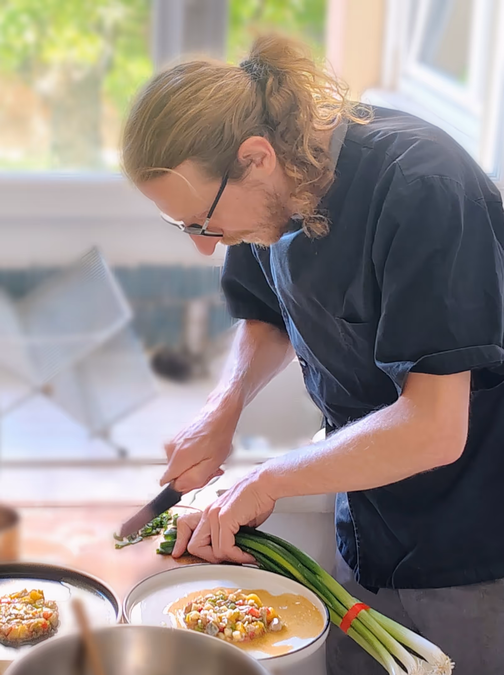 Un chef préparant des repas de batch cooking à domicile à Montpellier