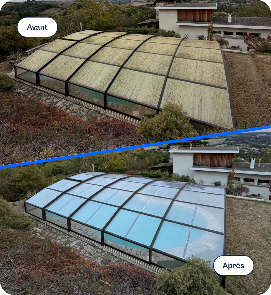 Photo comparative avant et après d'une grande serre ou couverture de piscine en verre encadré de métal noir installée près d'une maison. La partie avant montre le verre sale et jaunâtre, tandis que la partie après dévoile un verre propre, clair et transparent.