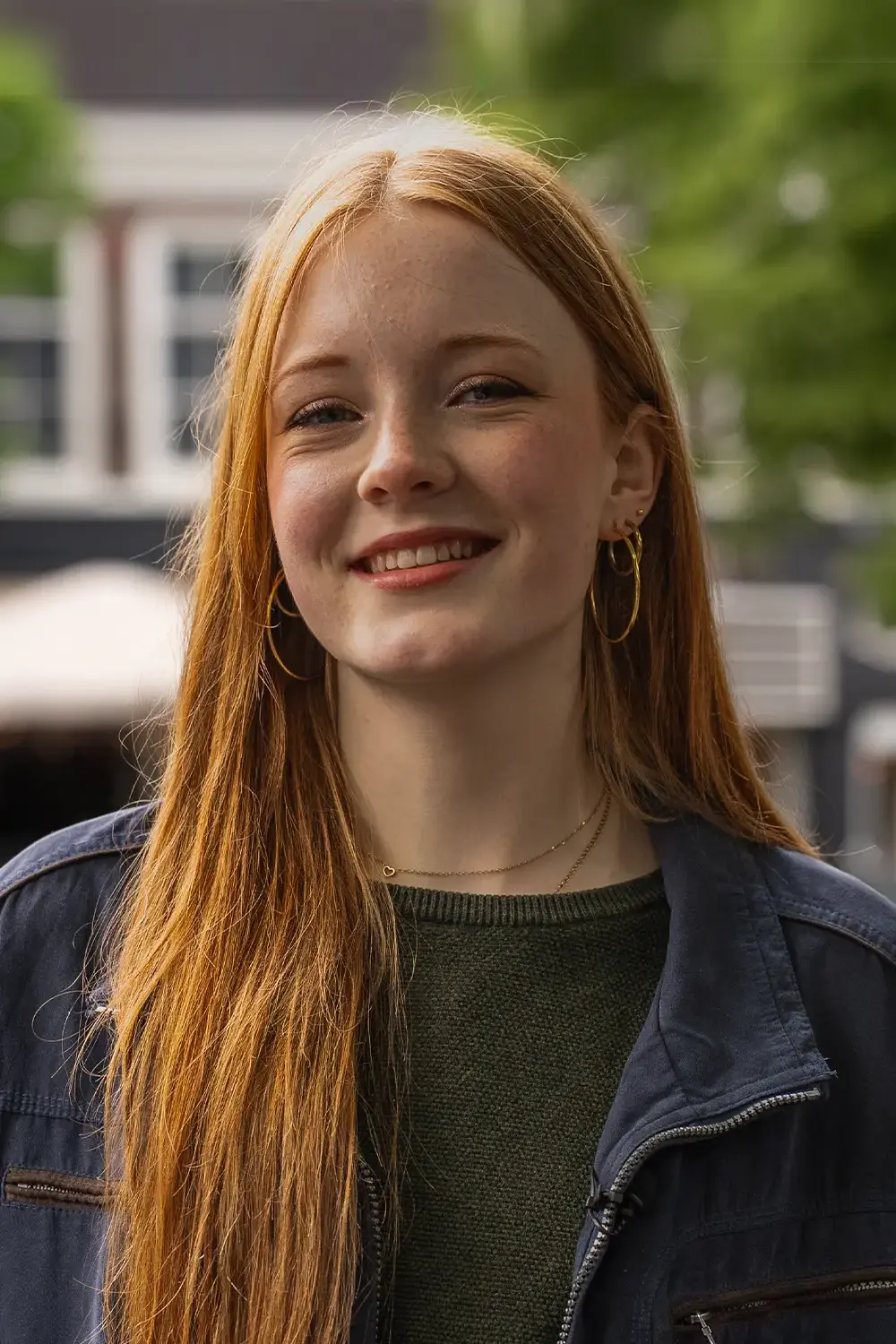Portret van Mila, begeleider bij Stichting Onderwijsbegeleiding