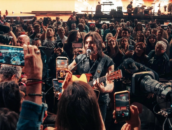 Juanes en escena
La inauguración con Juanes también tiene una fuerte carga simbólica. El artista antioqueño, considerado uno de los músicos latinoamericanos más exitosos de las últimas décadas y ganador de múltiples premios Grammy y Latin Grammy, será el encargado de abrir de manera oficial el escenario en noviembre próximo.
Después de ese primer concierto, la arena ya proyecta una agenda ambiciosa. Según los promotores, habrá otros 11 espectáculos confirmados para el cierre de 2026, cuyos nombres comenzarán a revelarse desde el próximo 15 de mayo.
El anuncio llega además en un momento de auge para la industria del entretenimiento en Colombia. Según cifras citadas por BeatHub, el sector creció 5,7 por cient en el último trimestre de 2025 y se ubicó entre las actividades que más impulsaron el PIB nacional.
“Queremos que DAVIarena sea un escenario donde convivan distintos géneros, formatos y públicos, ampliando el acceso a experiencias de clase mundial y fortaleciendo el rol de Medellín como epicentro cultural”, concluyó Olea.
Con DAVIarena, Medellín suma una nueva pieza a su estrategia de consolidación internacional. Y Davivienda, mientras tanto, deja claro que el negocio financiero ya no solo pasa por créditos, cuentas y tarjetas: ahora también estará en el centro del espectáculo.