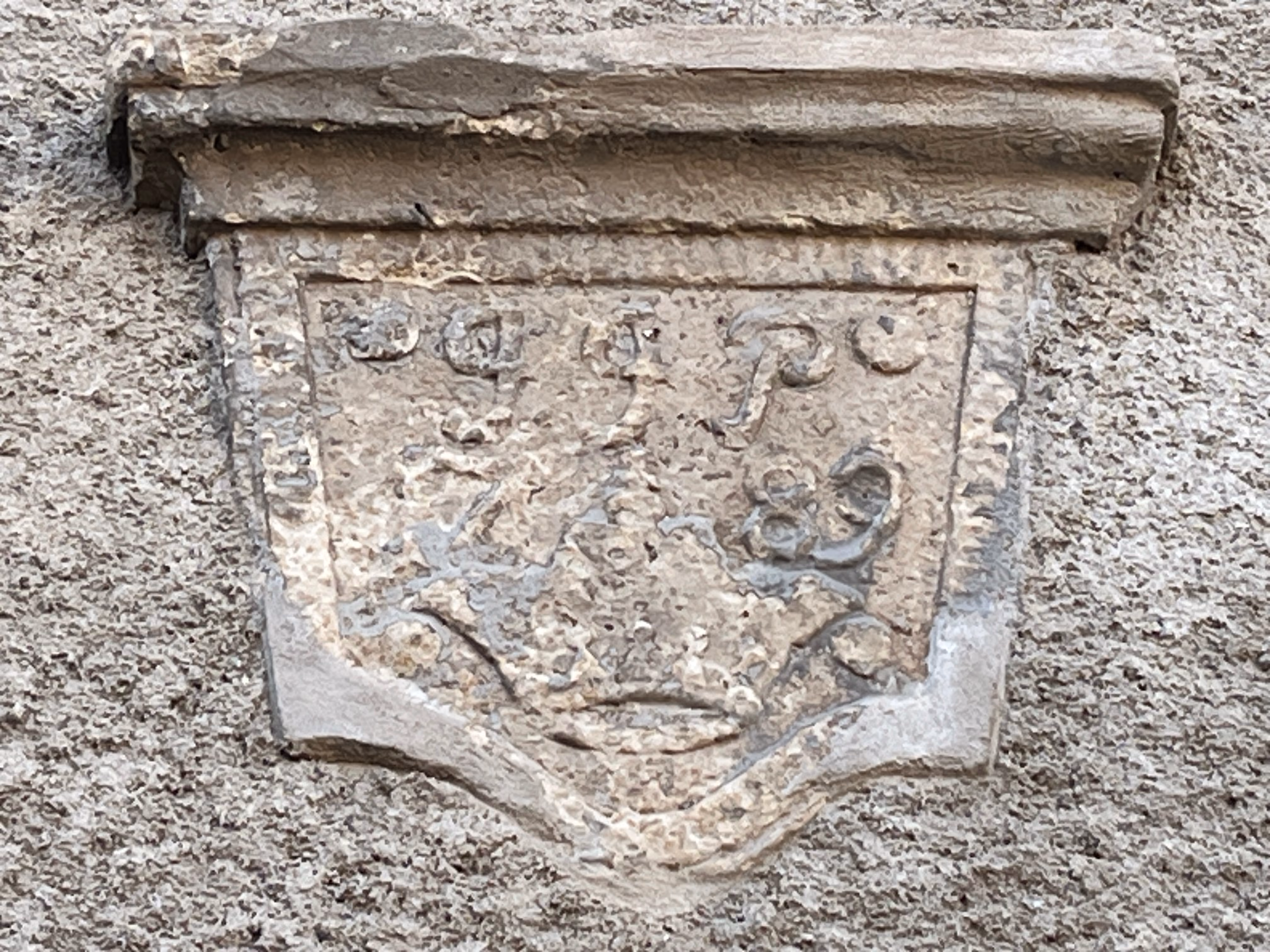 Historischer Wappenstein am Wohnhaus des Hentzschel-Hofs