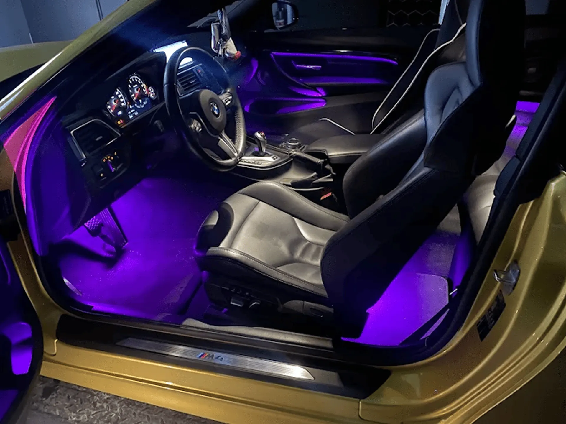 Ambiente Beleuchtung im Auto bei Glanzwerk Autoservice in Kiel