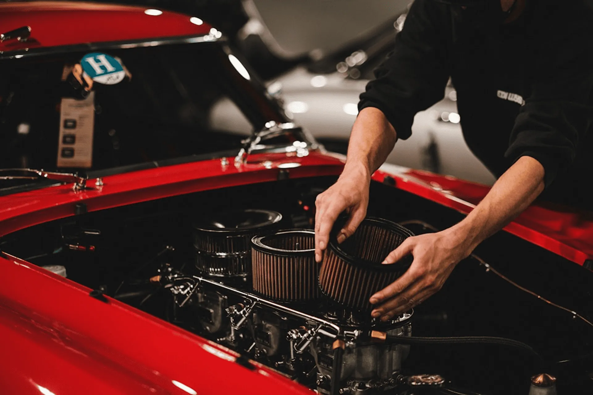 Inspektion von orangenem Auto bei Glanzwerk Autoservice in Kiel