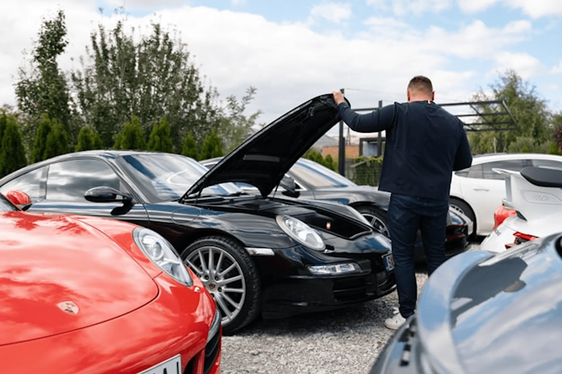 Inspektion eines schwarzen Autos bei Glanzwerk Autoservice in Kiel