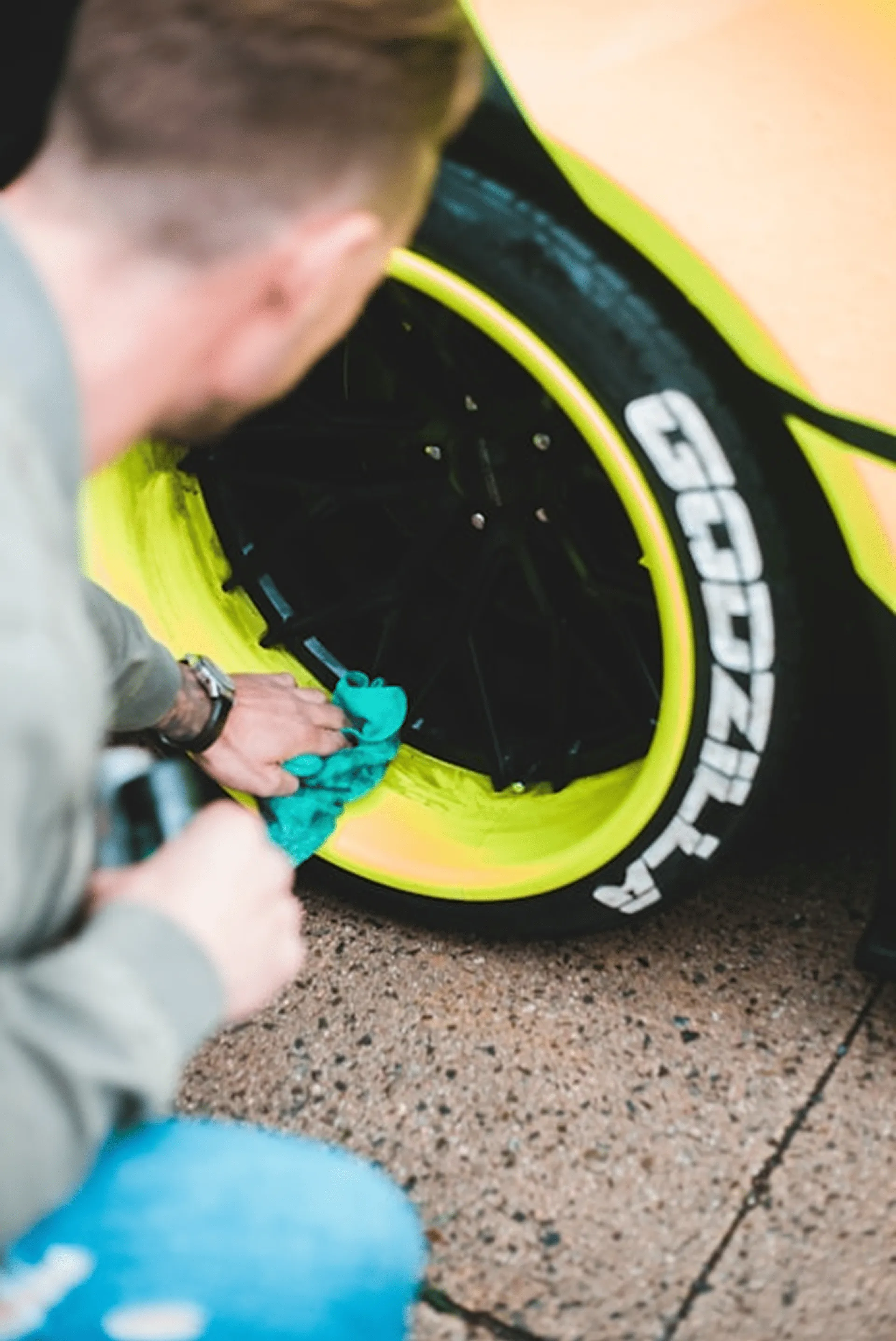 Felgen Lackierung in gelb bei Glanzwerk Autoservice in Kiel