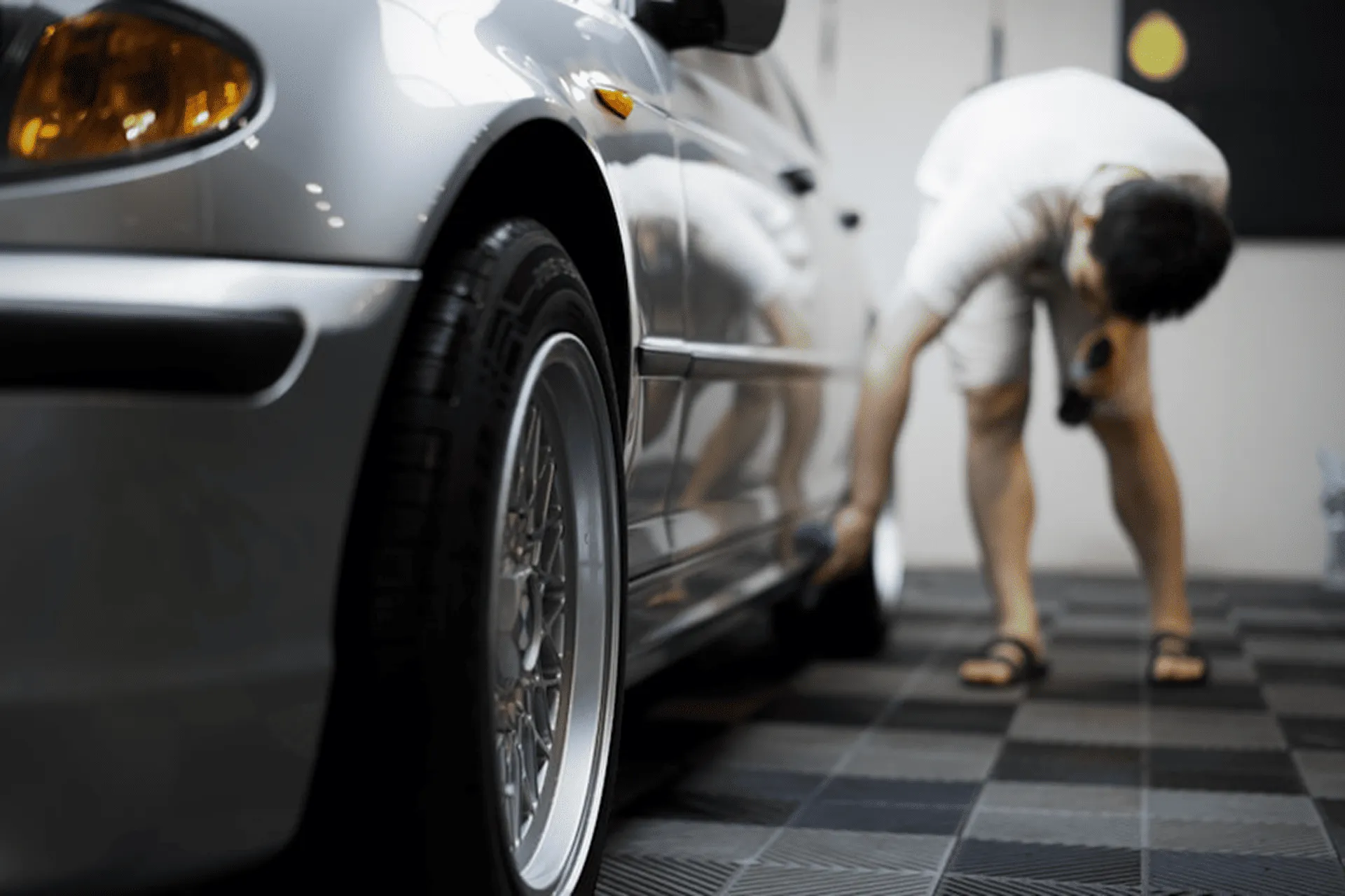 Graues Auto bei Glanzwerk Autoservice in Kiel