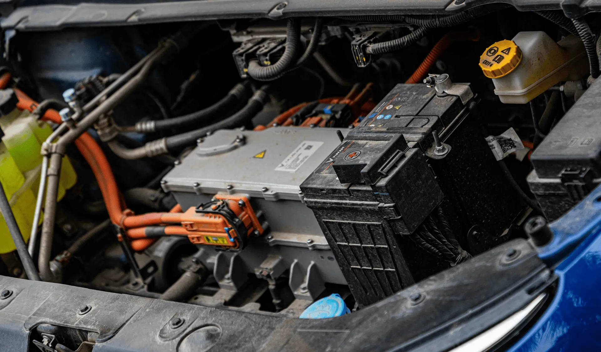 Motorraum bei Glanzwerk Autoservice in Kiel