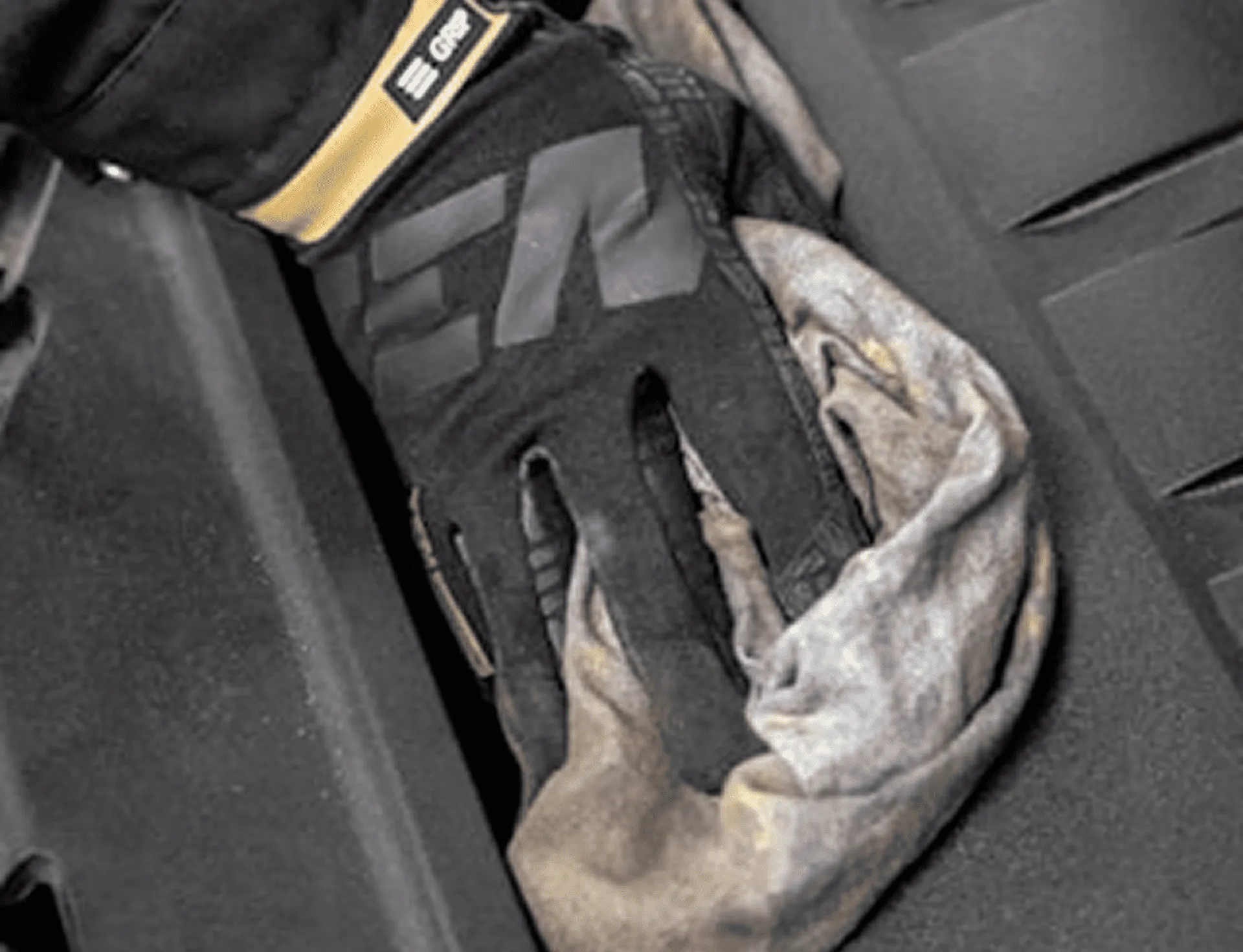 Auto Reinigung mit Handschuh bei Glanzwerk Autoservice in Kiel