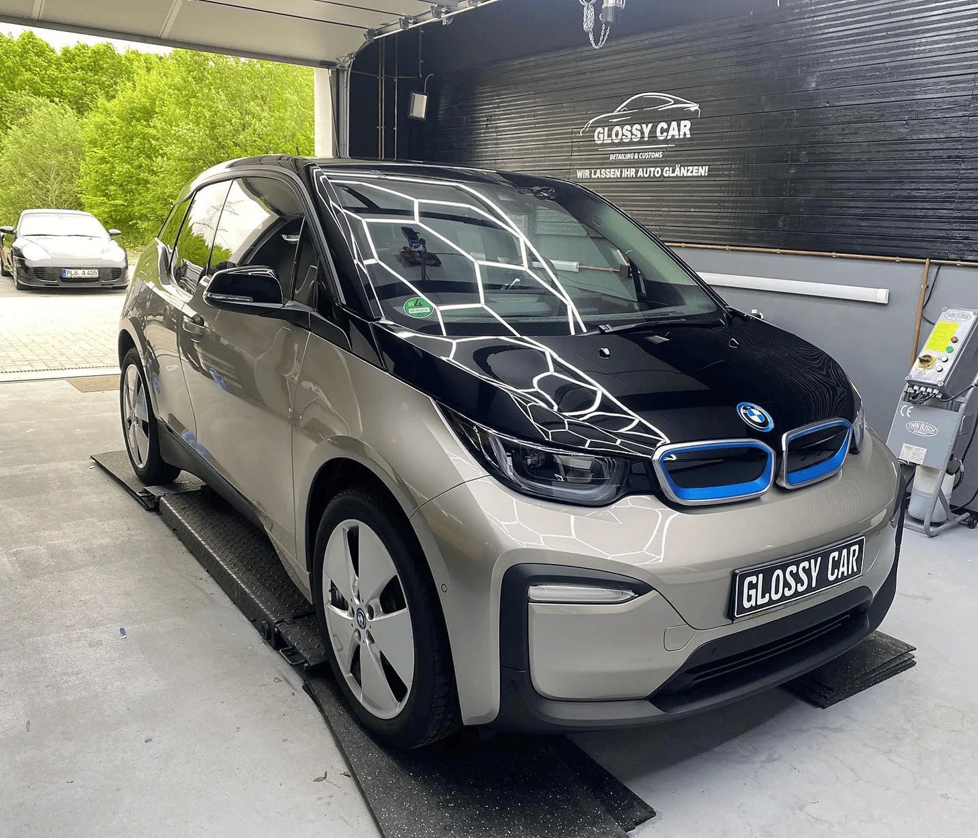 Elektrischer BMW bei Glanzwerk Autoservice in Kiel