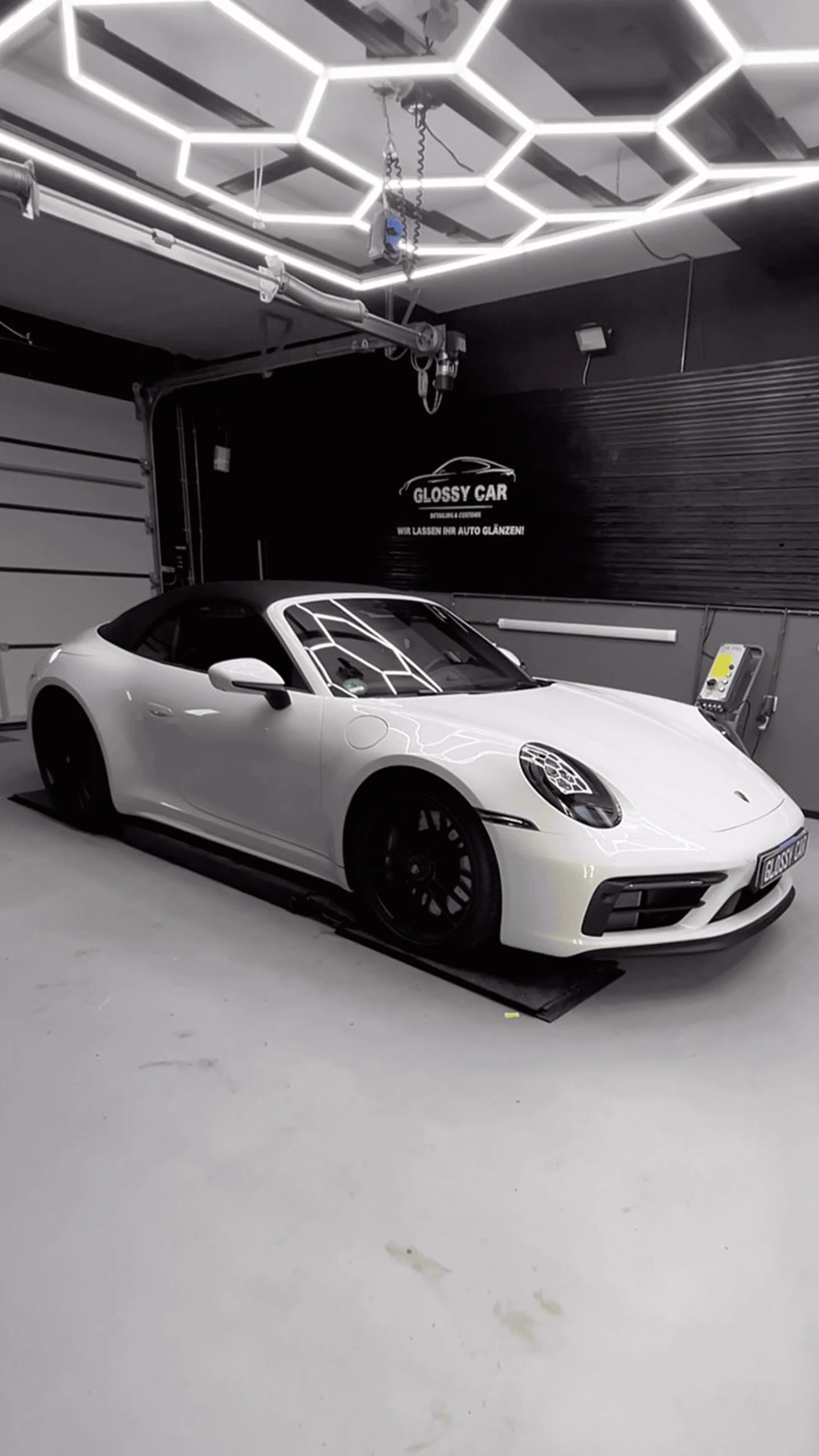 Weißer Porsche bei Glanzwerk Autoservice in Kiel