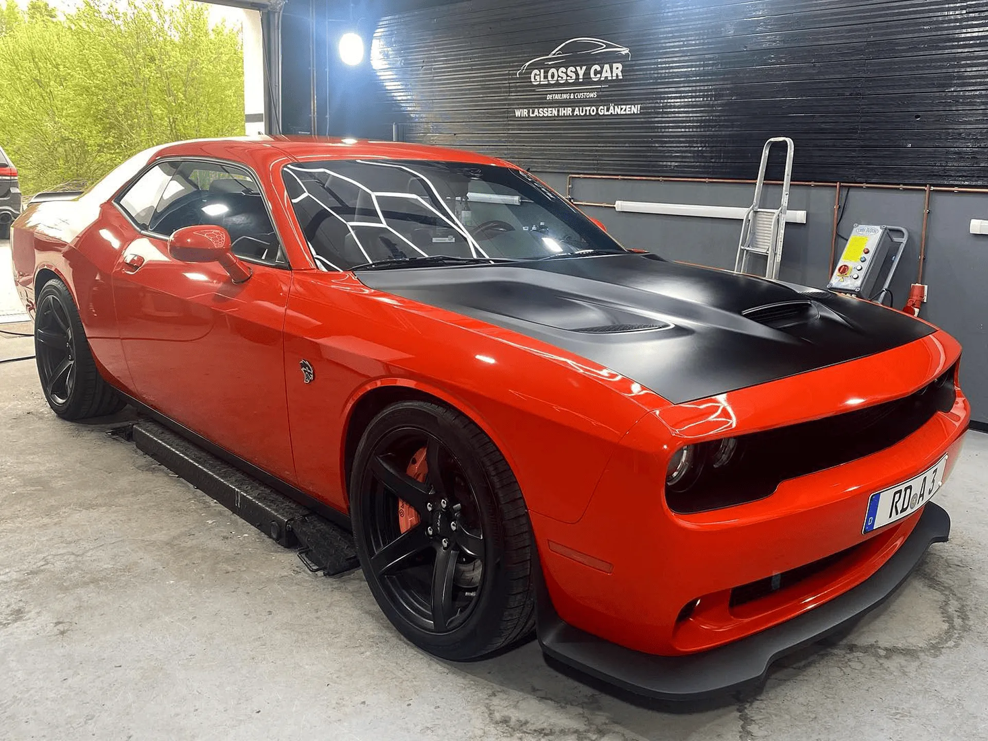 Orangener Doge bei Glanzwerk Autoservice in Kiel