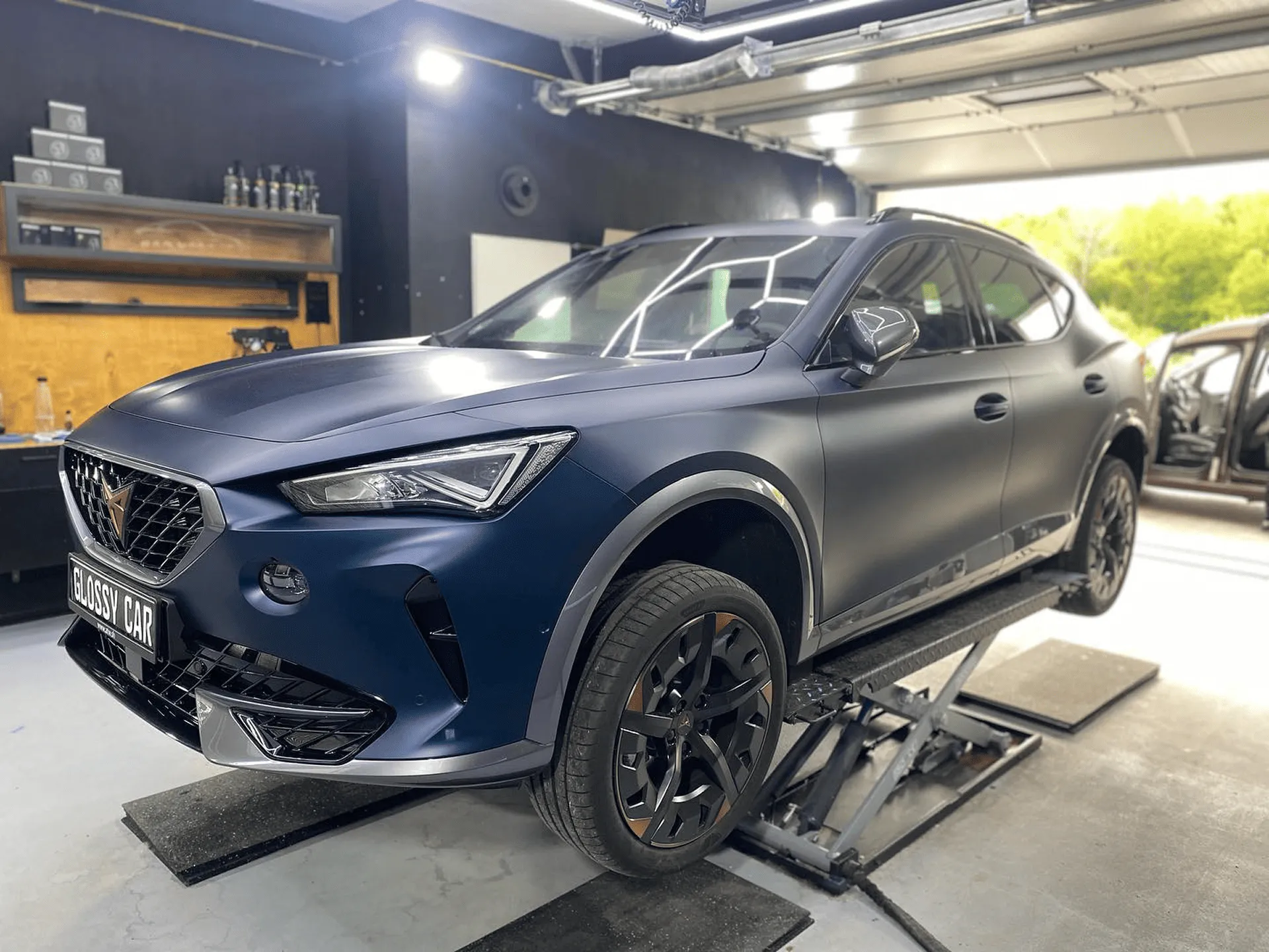 Blaues Auto bei Glanzwerk Autoservice in Kiel