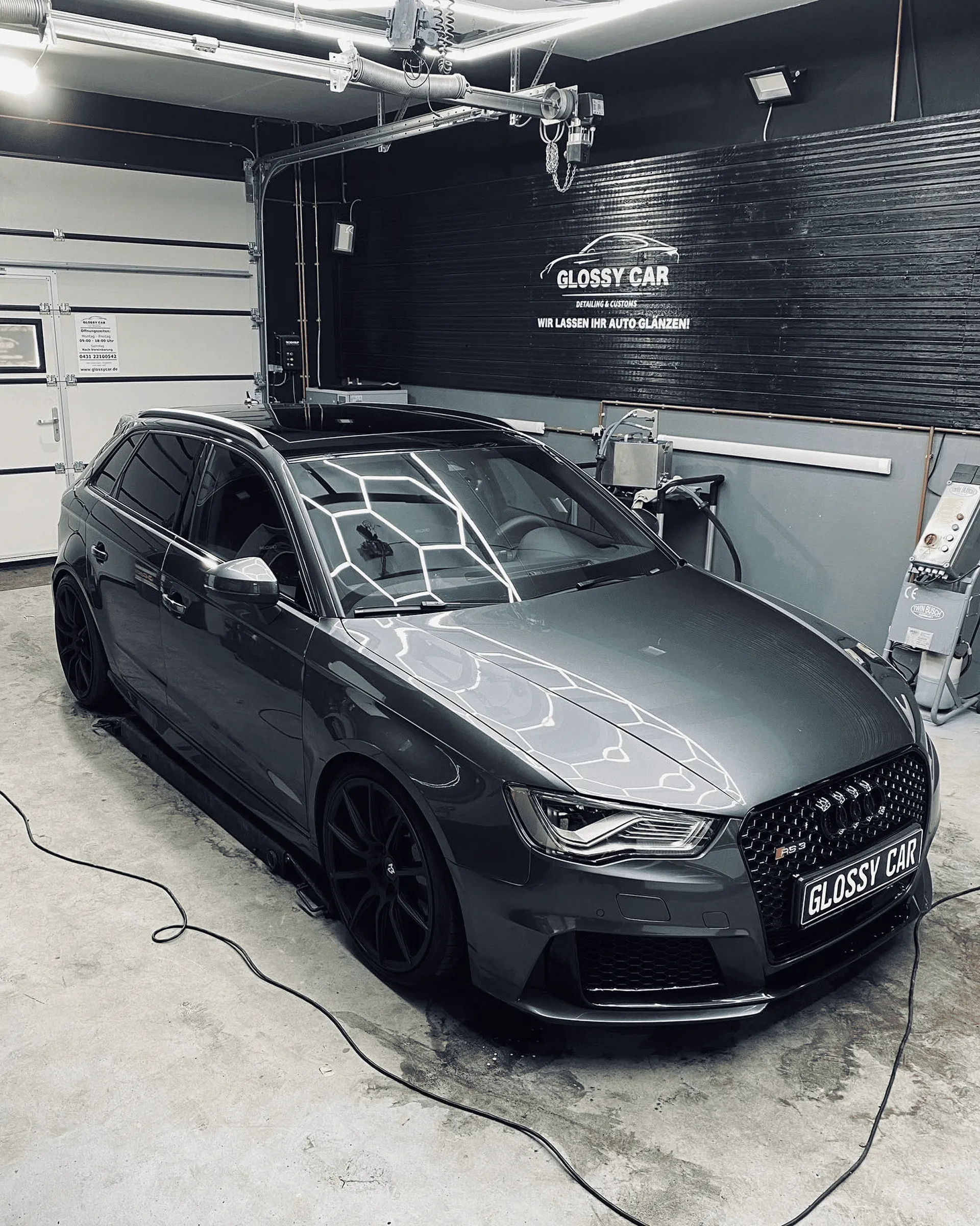 Grauer Audi RS in Werkstatt bei Glanzwerk Autoservice in Kiel