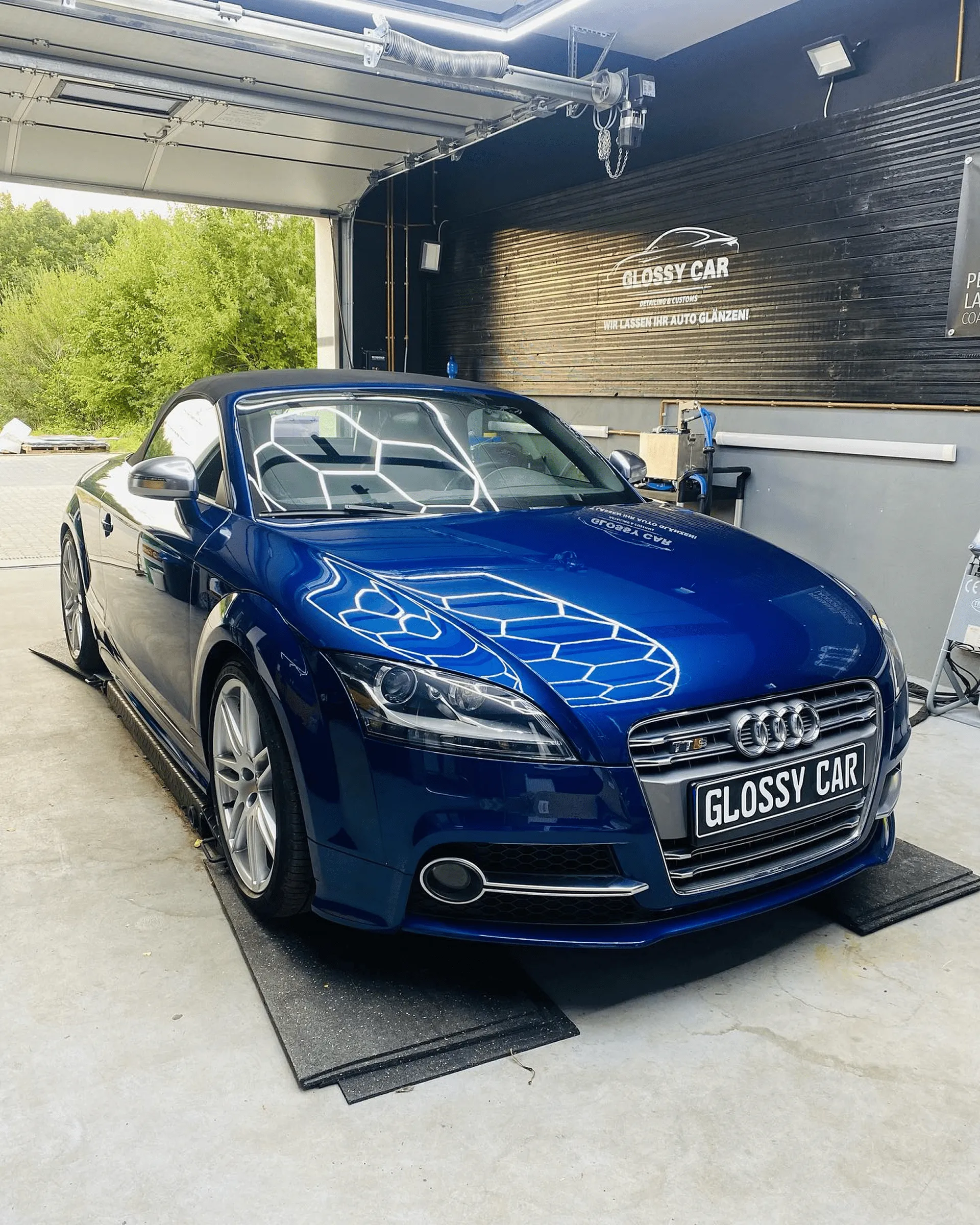 Blauer Audi TT bei Glanzwerk Autoservice in Kiel