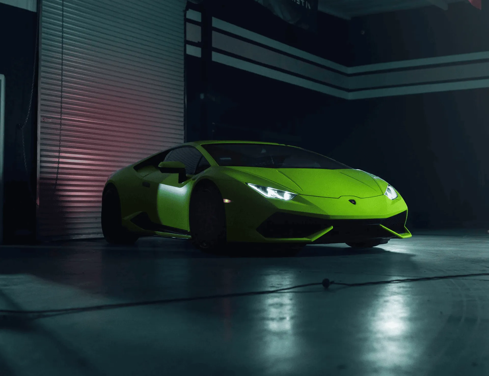 Grüner Lamborghini-Sportwagen mit eingeschaltetem Scheinwerfer in einer dunklen Garage.