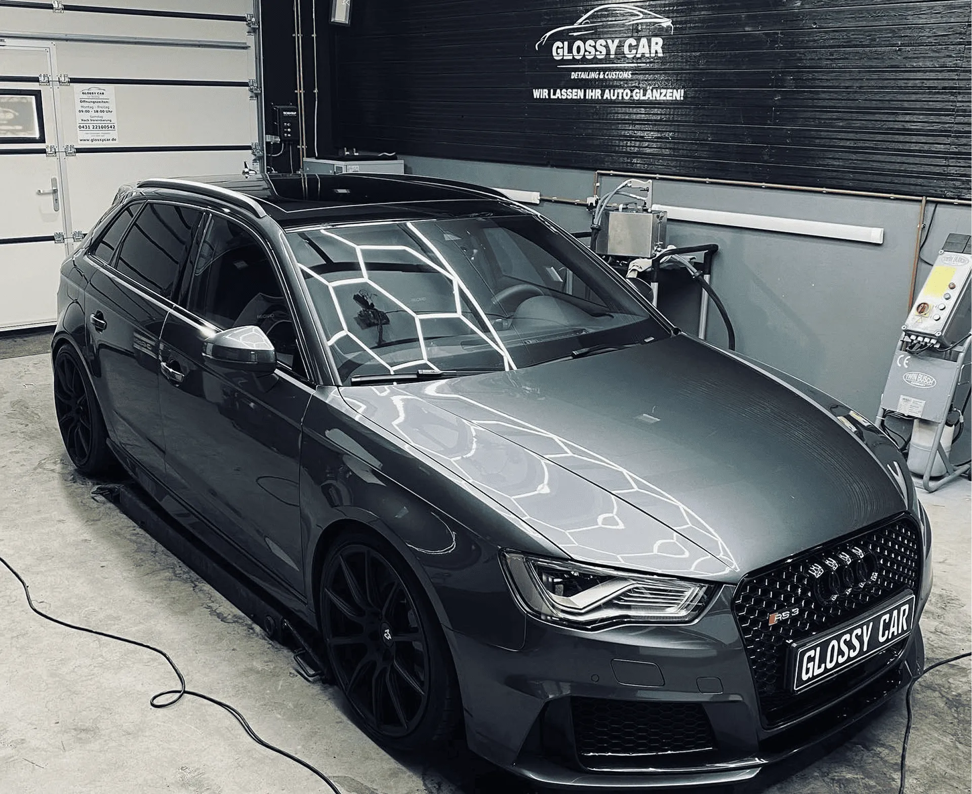 Glatte graue Audi RS3 Limousine in der Autopflegewerkstatt von Glanzwerk Autoservice.
