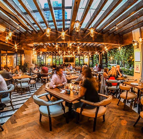 Interiores del restaurante Danta Brasa y Fuego