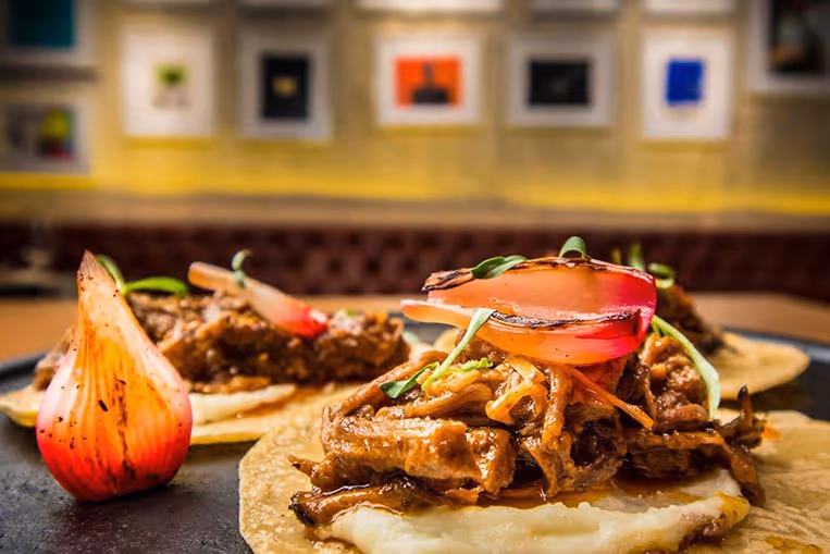 Tacos de brisket de Dante Brasa y Fuego