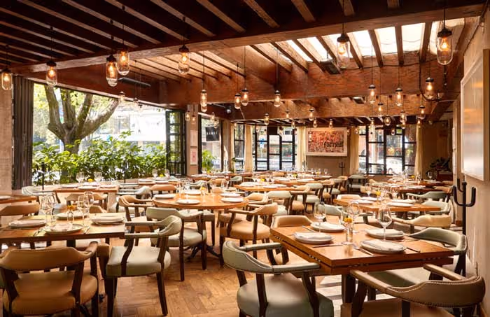 Interiores del restaurante Dante Brasa y Fuego