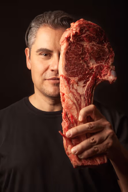 Dante Ferrero, chef argentino y fundador de DANTE Brasa y Fuego en Polanco, CDMX.