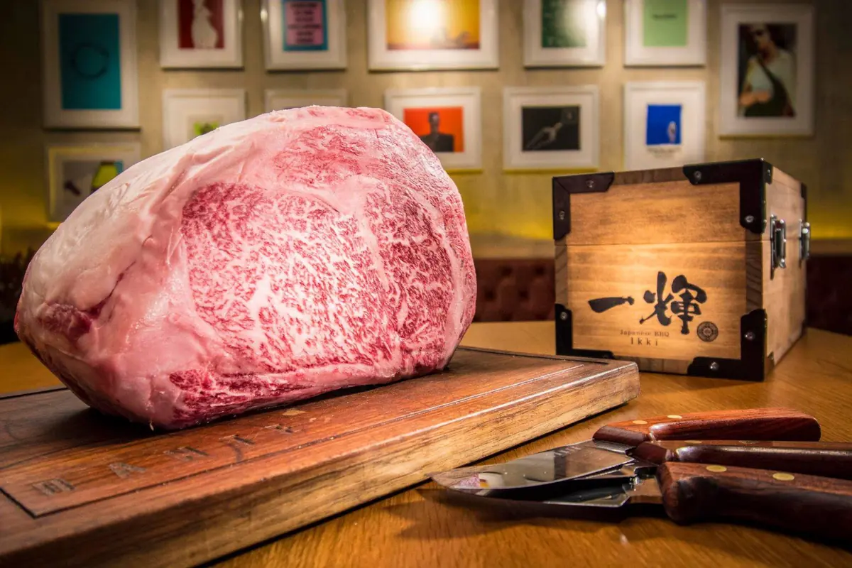 Pieza de Wagyu A5 de Japón con marmoleo excepcional en Dante Brasa y Fuego, Polanco, CDMX.