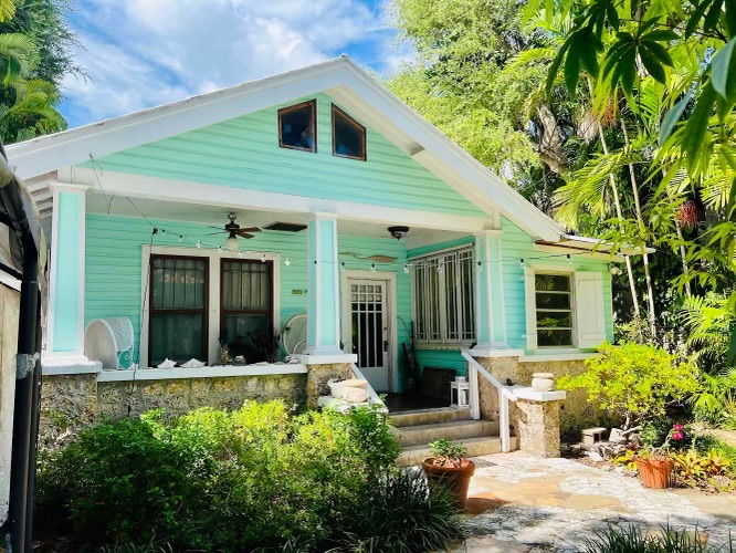 Charming Bungalow in Coconut Grove — property photograph