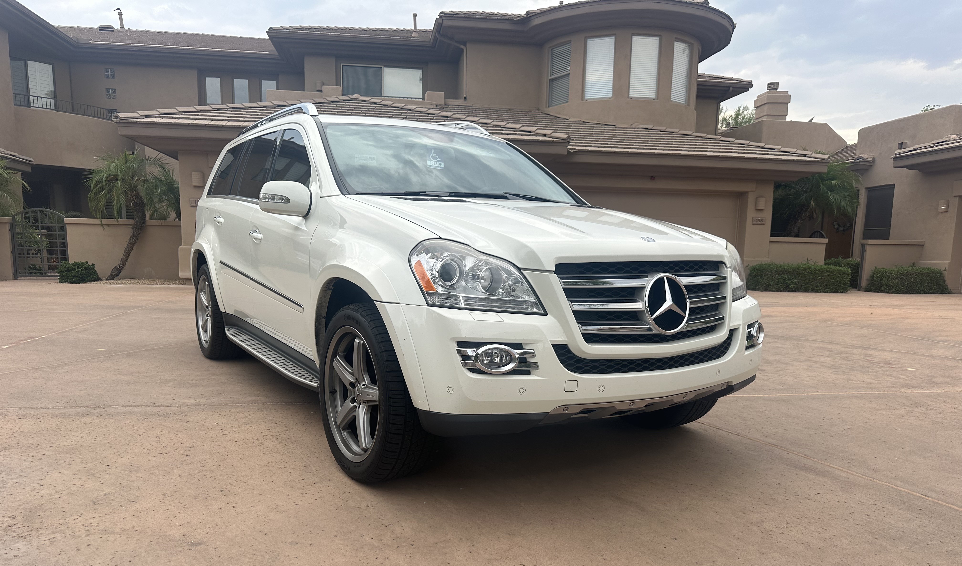 White Mercedes GL in Scottsdale Arizona