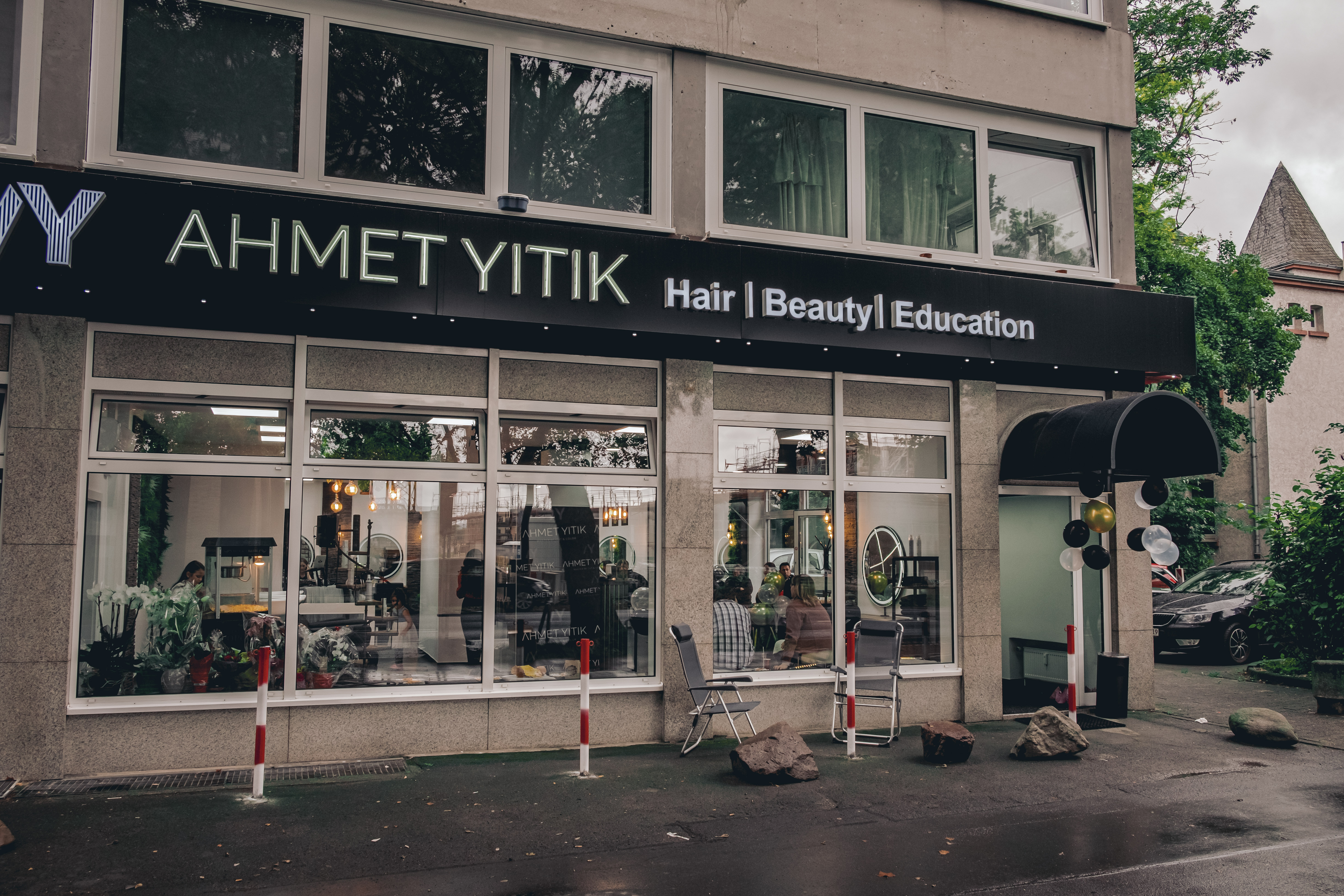 Außenansicht des Ahmet Yitik Salons in Mainz