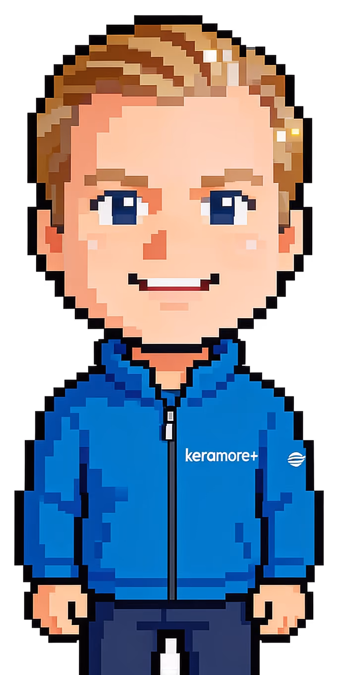 Pixellinen hahmo sinisessä vetoketjullisessa takissa, jossa lukee keramore+.