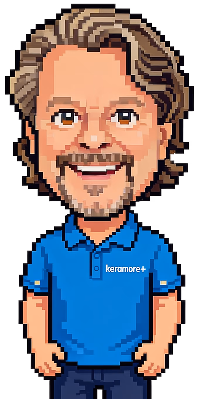 Pixel-taidehahmo sinisessä keramore+-paidassa hymyilevällä ilmeellä mustalla taustalla.