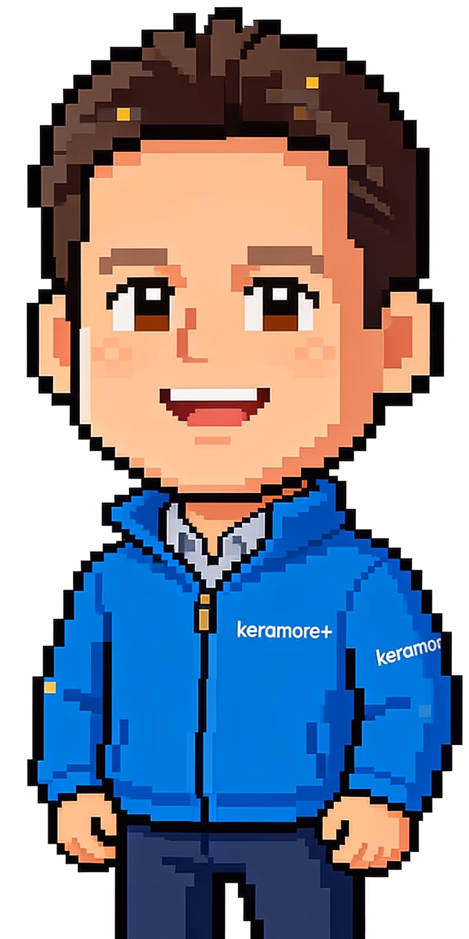 Pixel-taidetyylinen hahmo sinisessä keramore+-takissa ja tummissa housuissa hymyilevällä ilmeellä.