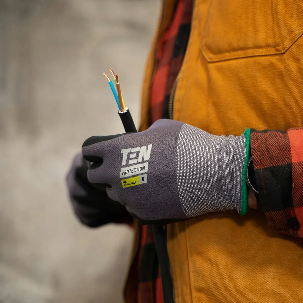 Person med grå arbejdshandsker holder et sort elektrisk kabel med tre blottede ledninger.