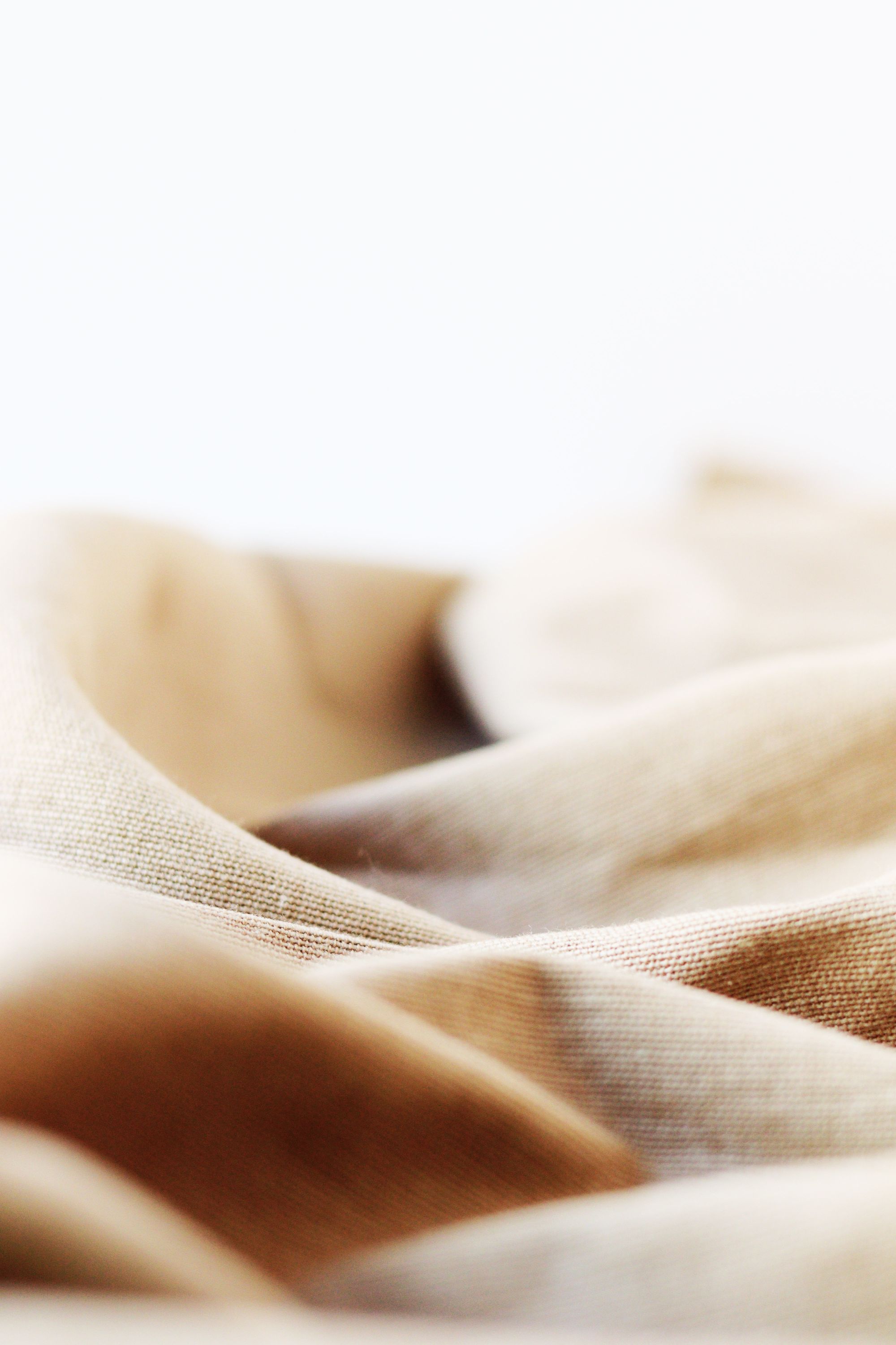 Beige linnen stof met plooien voor woningtextiel bij De Vlinder