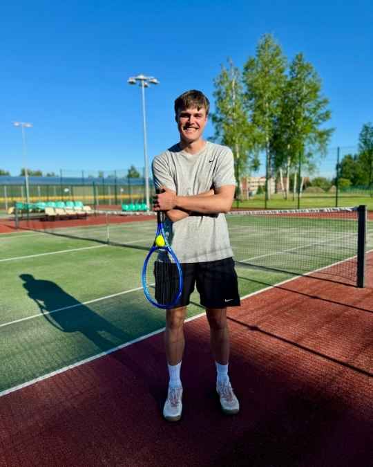 Teniso treneris Lukas Varanavičius iš Kauno ir kaišiadorių stovi teniso korte