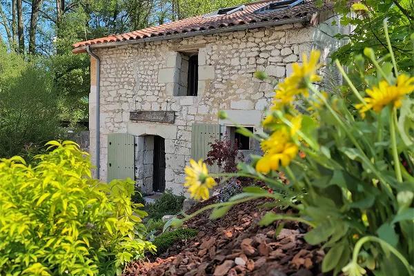 Façade extérieure de La Cochonnière, gîte troglodytique taillé dans le tuffeau