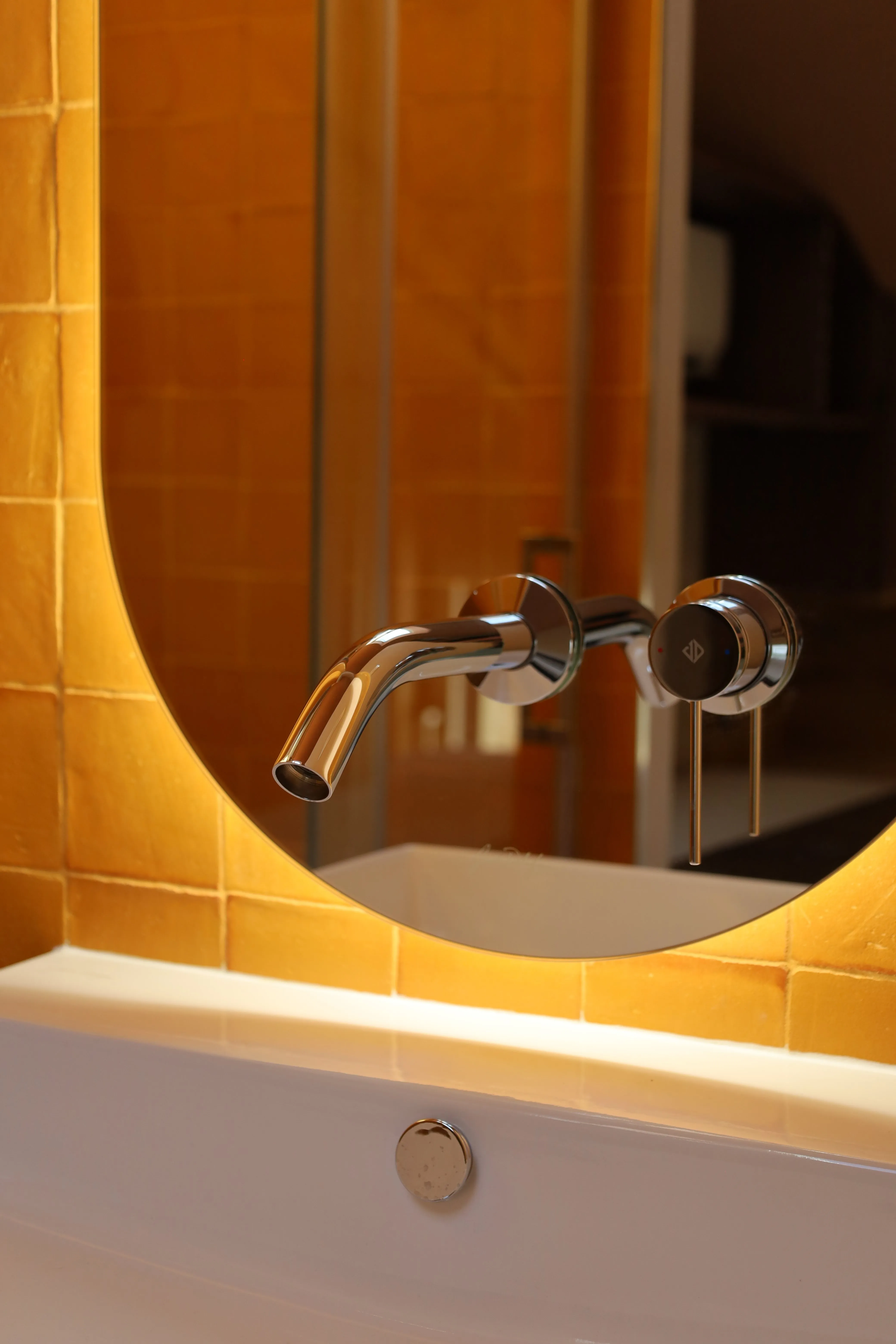Miroir doré de la salle de bain de La Cochonnière